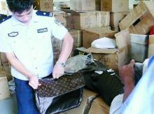 福州一工廠月產(chǎn)6000多假LV包 產(chǎn)品運到國外出售(圖)-新聞頻道-手機
