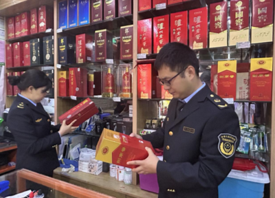 鄰水縣壇同市場(chǎng)監(jiān)督管理所開(kāi)展“特供酒”清源打鏈專項(xiàng)檢查 強(qiáng)化酒類經(jīng)營(yíng)秩序監(jiān)管